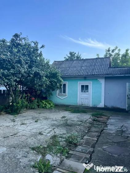 Casă cu 3 camere cu Teren 800 Mp în Siret