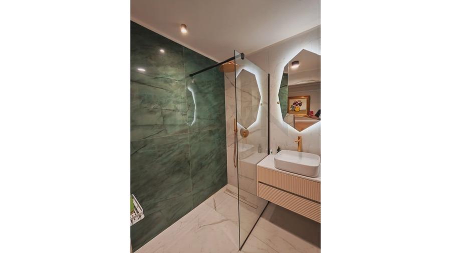 Apartament cu 5 camere semidecomandat, mobilat în Băneasa