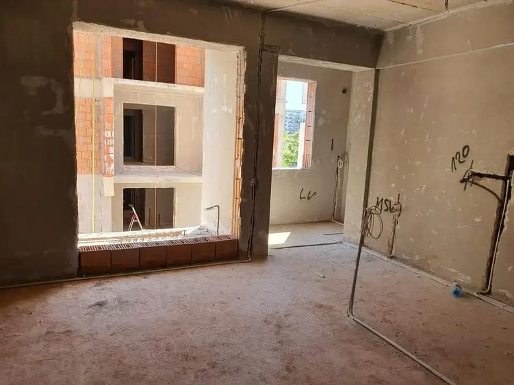 Apartament cu 4 camere decomandat în Titan