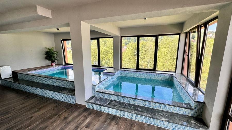 Casă individuală cu 12 camere cu Canalizare în Central