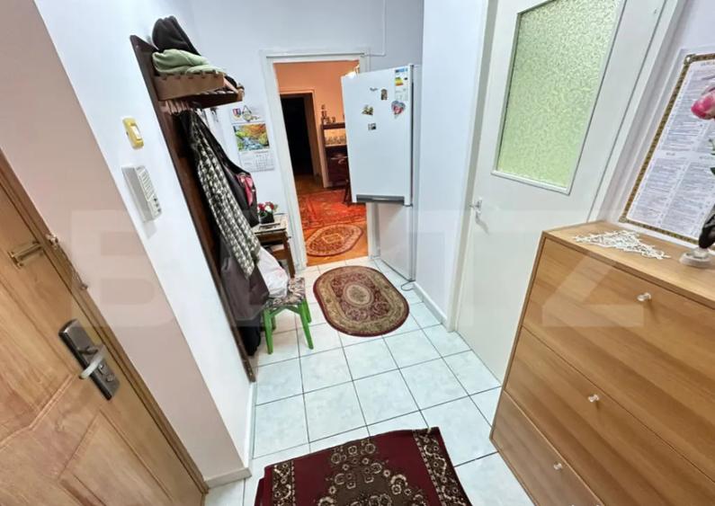 Apartament cu 3 camere semidecomandat, mobilat în Gojdu