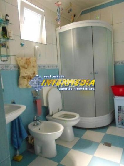 Casă individuală cu 5 camere cu Canalizare în Central