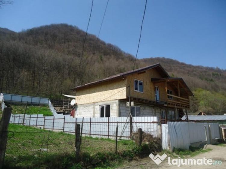Casă cu 3 camere cu Teren 380 Mp în Central
