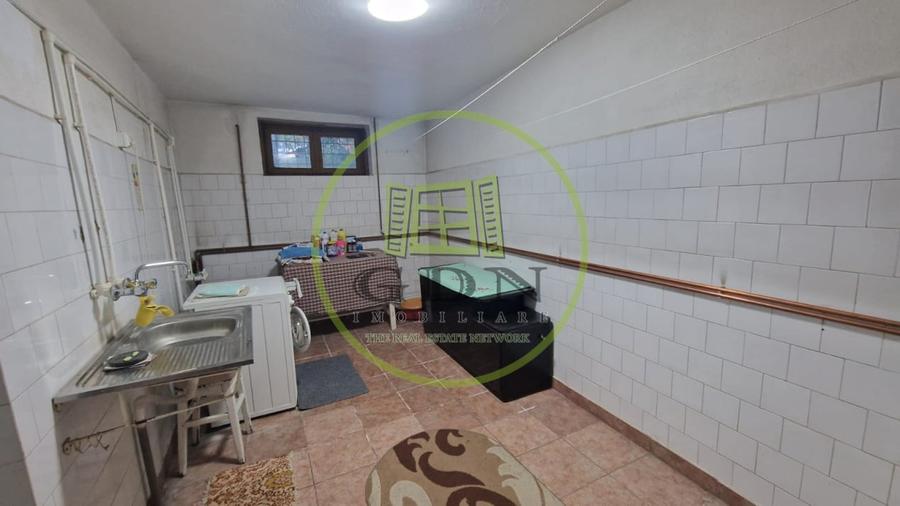 Casă individuală cu 5 camere cu Canalizare în Central