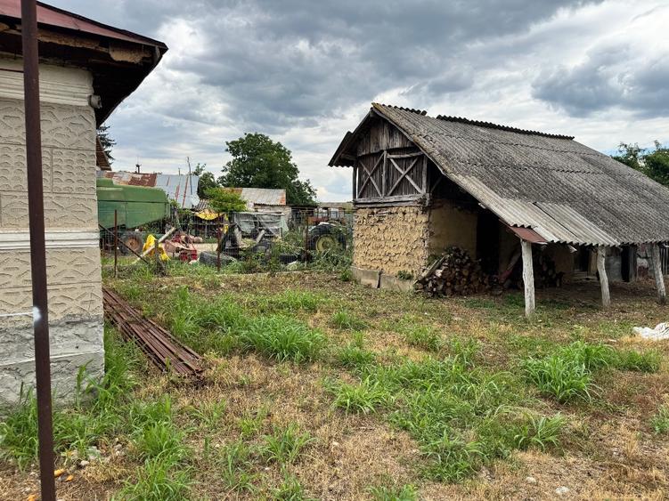 Casa nouă + casa veche + teren - 10
