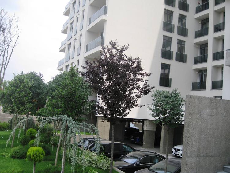 Apartament cu 3 camere decomandat, mobilat în Barbu Văcărescu