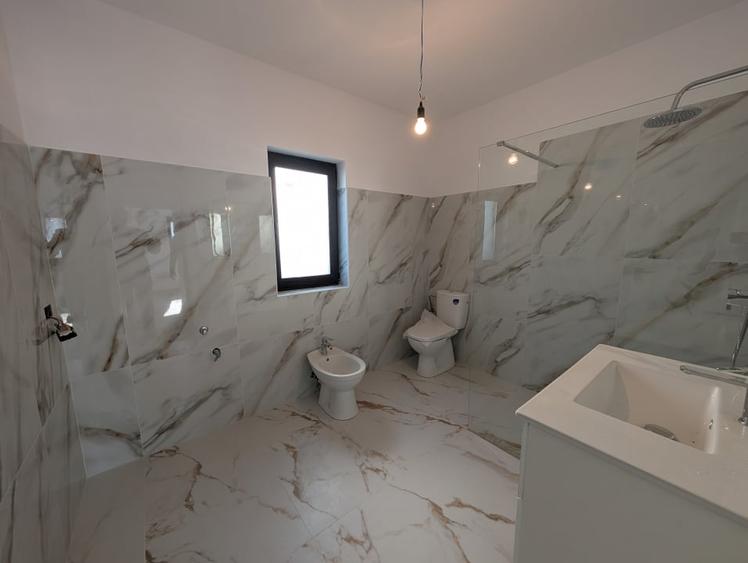 Casă individuală cu 4 camere cu Teren 350 Mp în Nord