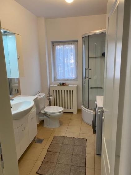 Casă individuală cu 5 camere cu Teren 500 Mp în Central