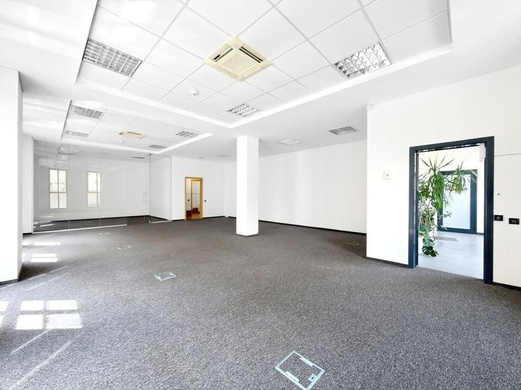 Spațiu comercial, de 93.709999084473 mp, în Central