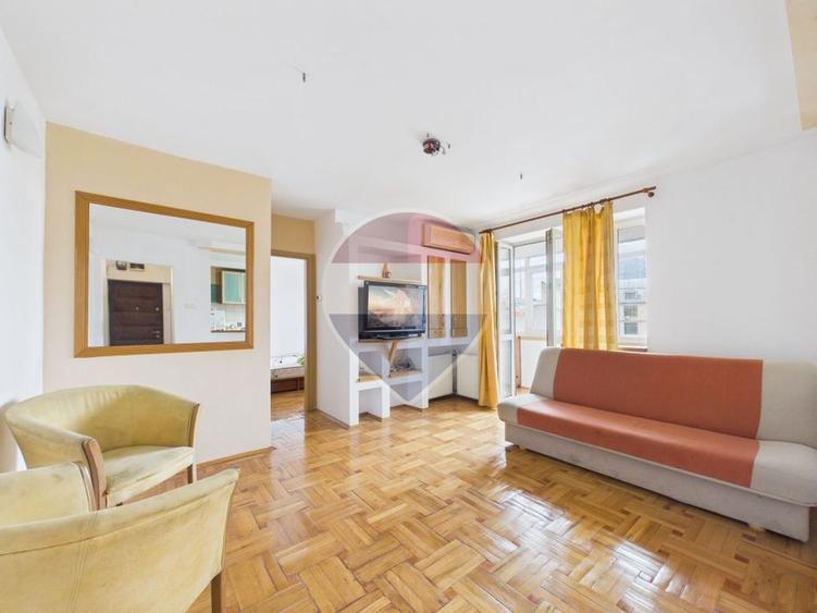 Apartament cu 2 camere semidecomandat, mobilat în P-ța Romană