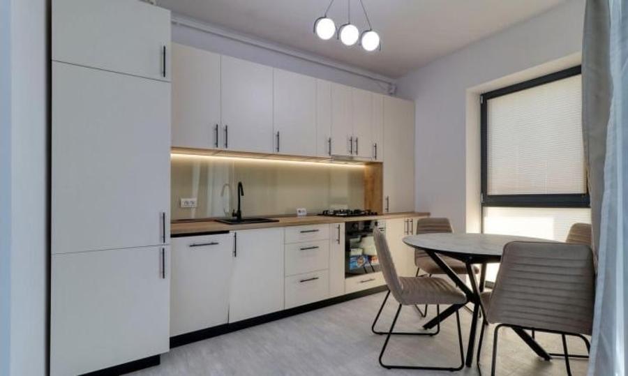 Apartament cu 3 camere semidecomandat, mobilat în Decebal