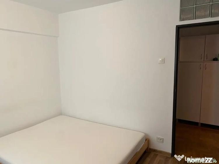 Apartament cu 3 camere semidecomandat în Calea Victoriei