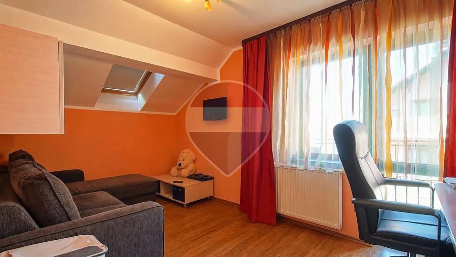 Casă individuală cu 7 camere cu Teren 519 Mp în Cristian