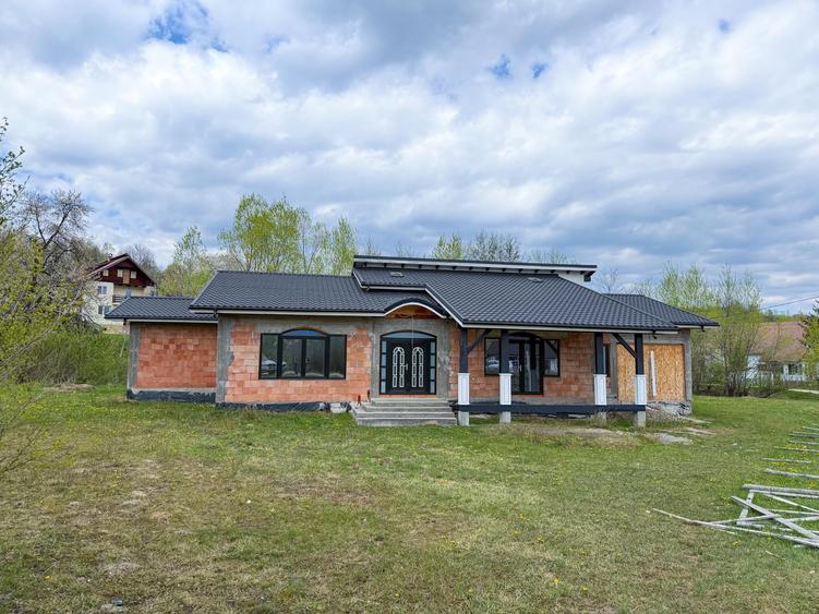 Casă individuală cu 6 camere cu Teren 1077 Mp în Bran