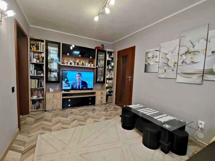 Apartament cu 3 camere semidecomandat în Florilor