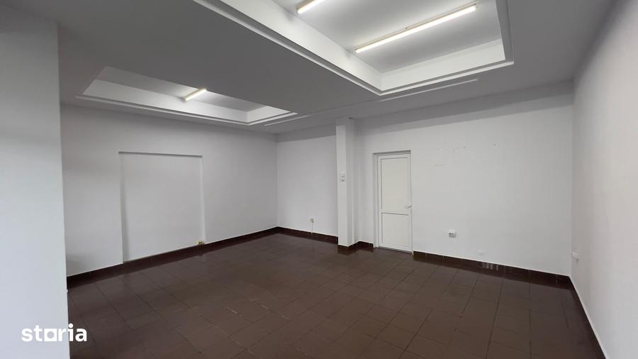 Spațiu comercial, de 55 mp, în Petros