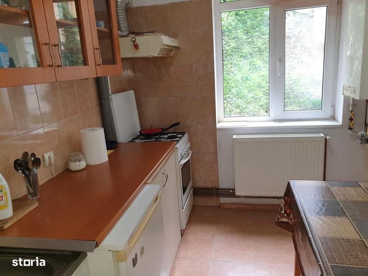 Apartament cu 3 camere semidecomandat în Frații Golești