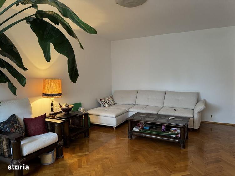 Apartament cu 4 camere decomandat în Pajura