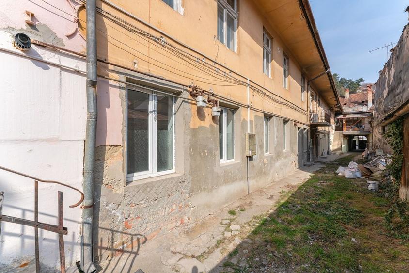 Casă individuală cu 16 camere cu Canalizare în Brașovul Vechi