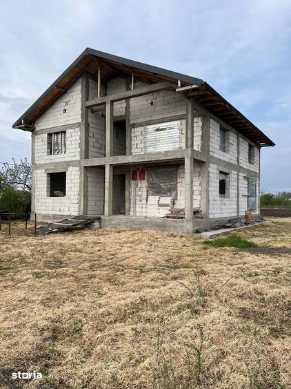 Casă cu 5 camere cu Teren 1553 Mp în Blejești