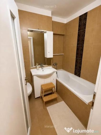 Apartament cu 4 camere semidecomandat în Tractorul