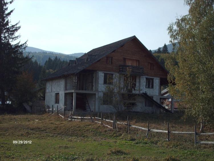 Casă cu 8 camere cu Teren 1203 Mp în Cheia