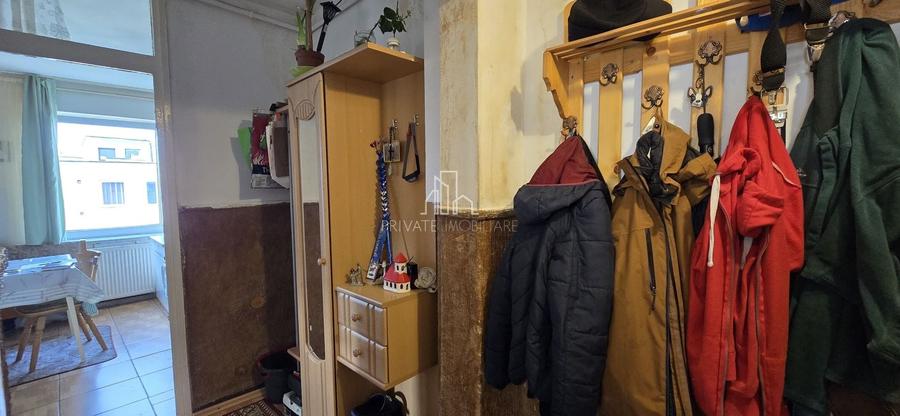 Apartament cu 3 camere semidecomandat, mobilat în Est