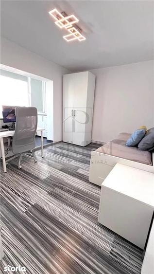 Apartament cu 4 camere decomandat în Est