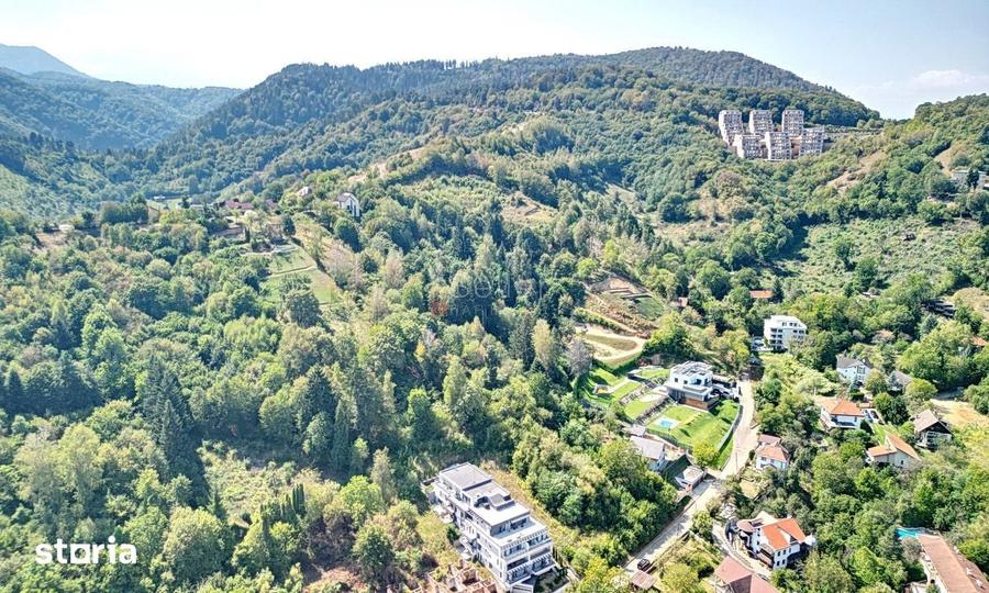 Teren de 5500 mp, în Schei