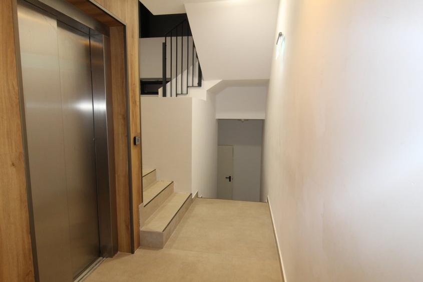 Apartament cu 2 camere semidecomandat, mobilat în Olimp