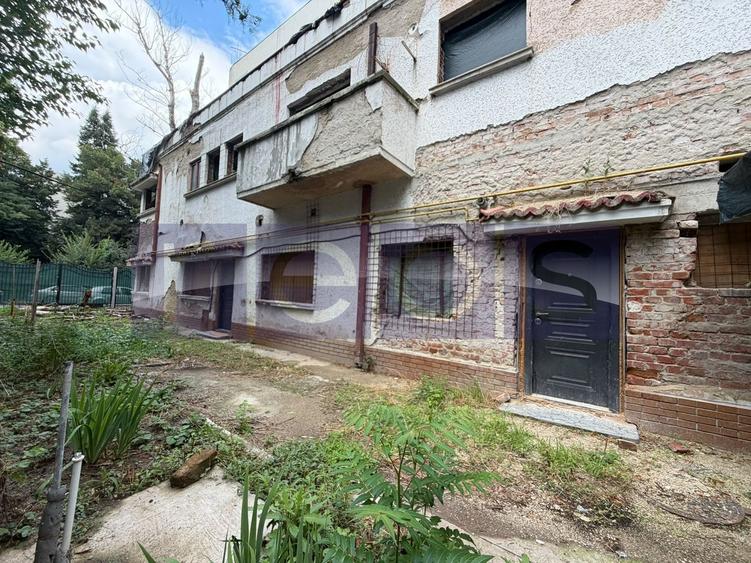 Casă individuală cu 8 camere cu Canalizare în Dorobanți