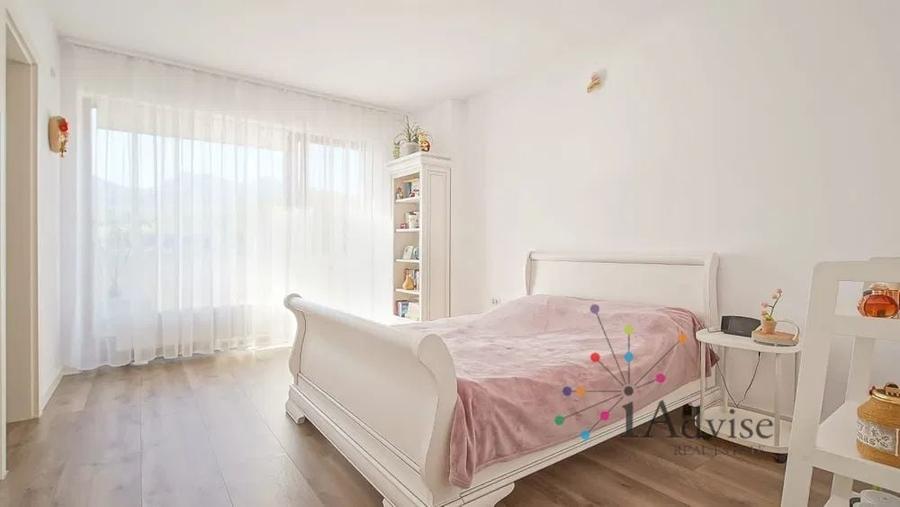 Penthouse cu 4 camere decomandat, mobilat în Noua