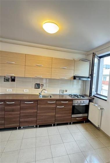 Apartament cu 3 camere decomandat, mobilat în Șoseaua Nordului