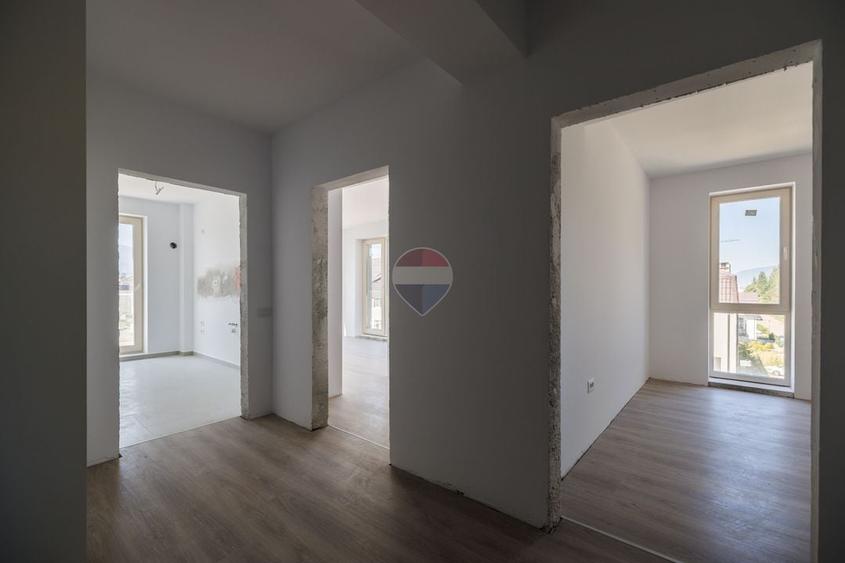 Apartament cu 3 camere decomandat în Tractorul