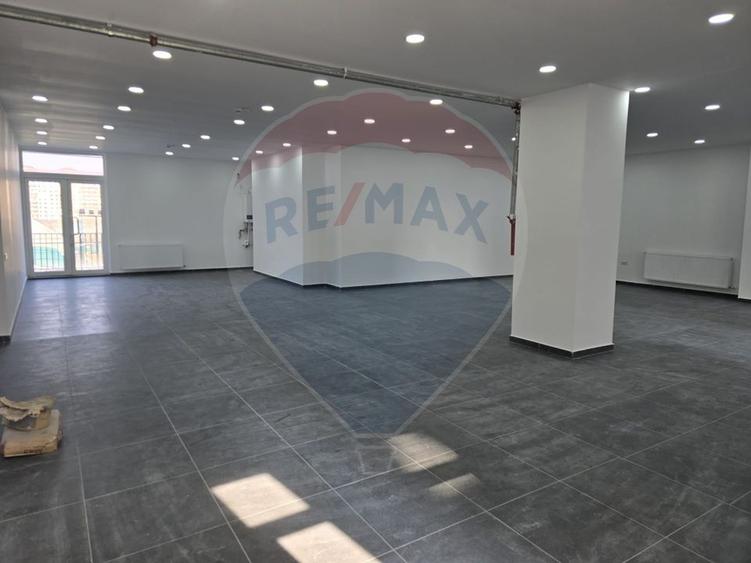 Spațiu comercial, de 400 mp, în Vitan