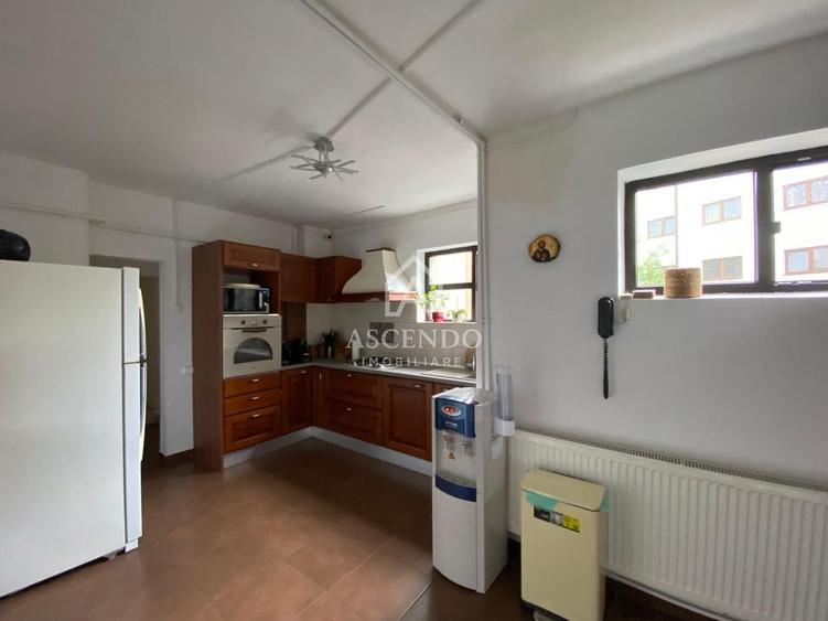 Apartament cu 6 camere decomandat, mobilat în Arcul de Triumf