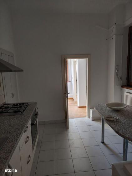 Apartament cu 4 camere decomandat în Calea Victoriei
