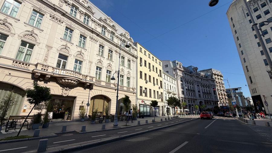 Apartament cu 6 camere decomandat în Calea Victoriei