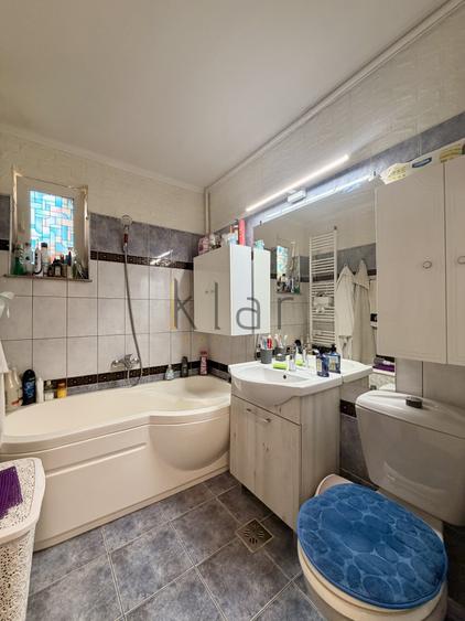 Apartament cu 3 camere semidecomandat, mobilat în Central