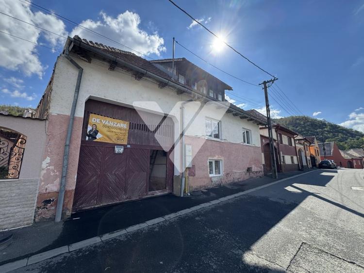 Casă individuală cu 5 camere cu Canalizare în Sadu