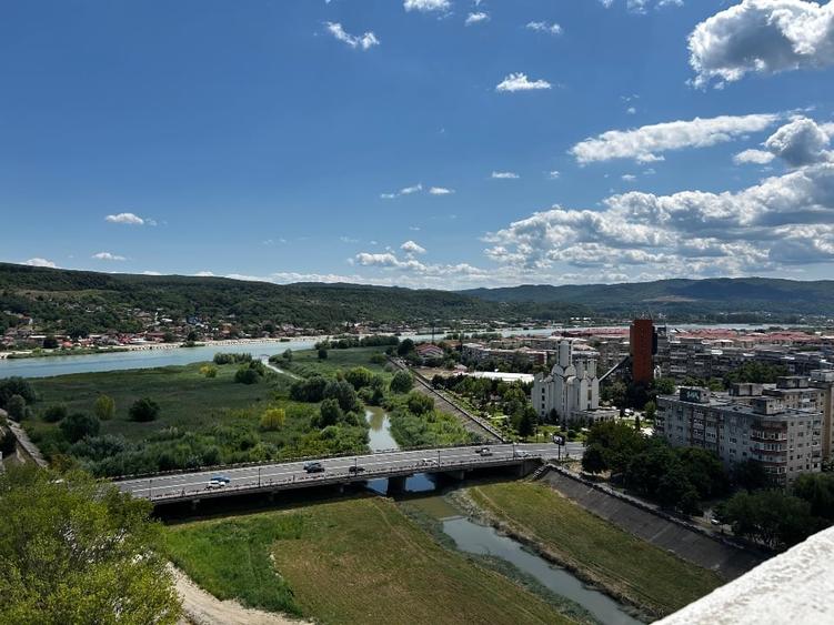 Apartament cu 3 camere decomandat, mobilat în Ostroveni