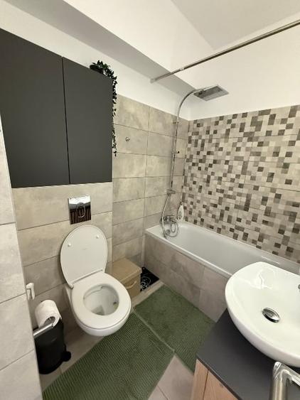 Apartament cu 3 camere semidecomandat, mobilat în Berceni