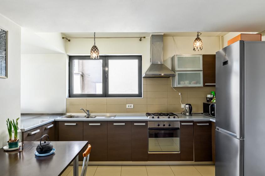 Apartament cu 3 camere semidecomandat, mobilat în Banu Manta