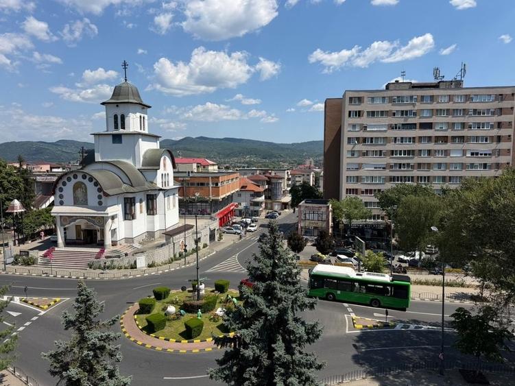 Apartament cu 3 camere decomandat în Traian