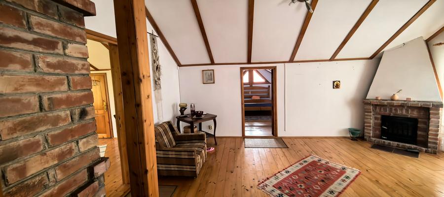 Casă individuală cu 6 camere cu Teren 593 Mp în Est
