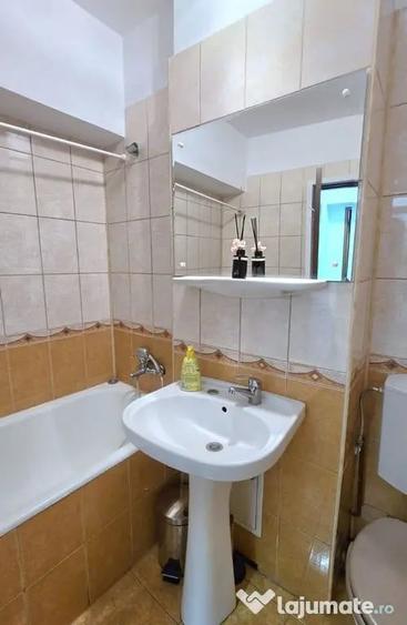 Apartament cu 4 camere decomandat în Universitate