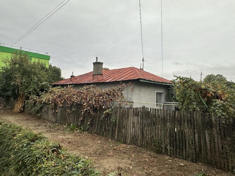 Casă cu 4 camere în 1 Decembrie