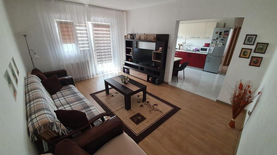 Apartament cu 3 camere decomandat în Cazasu