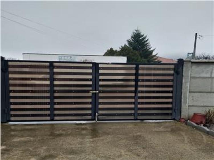 Casă individuală cu 5 camere cu Canalizare în Nord-Est