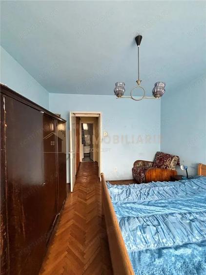 Apartament cu 2 camere semidecomandat în Independenței